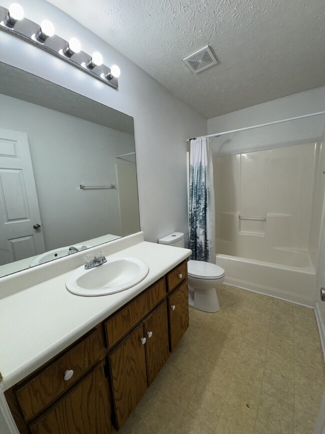 Building Photo - Spacious duplex available in Flowery Branch