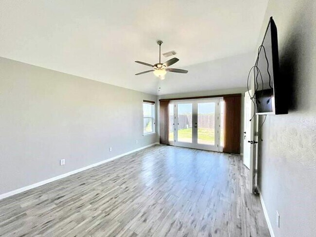 Building Photo - 2526 Lake Dale Ln