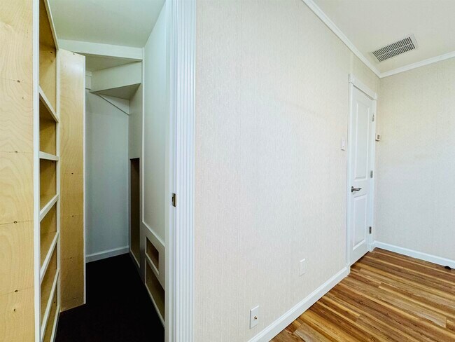 Building Photo - 16 W 51st St