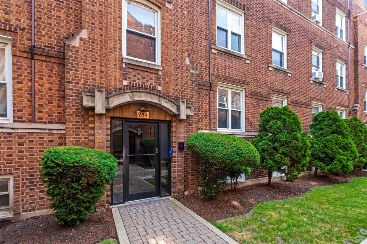Building Photo - 646 W Oakdale Ave