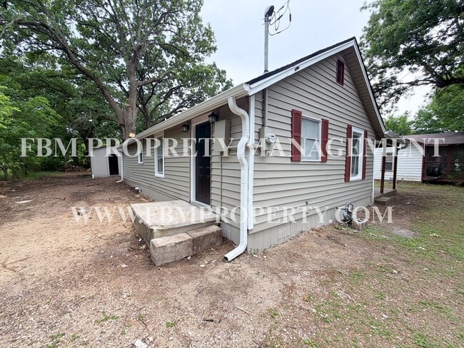 Building Photo - 303 E Thompson St
