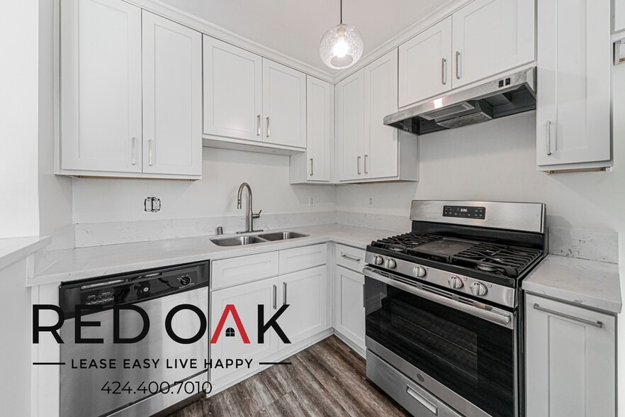 Building Photo - 641 N Serrano Ave