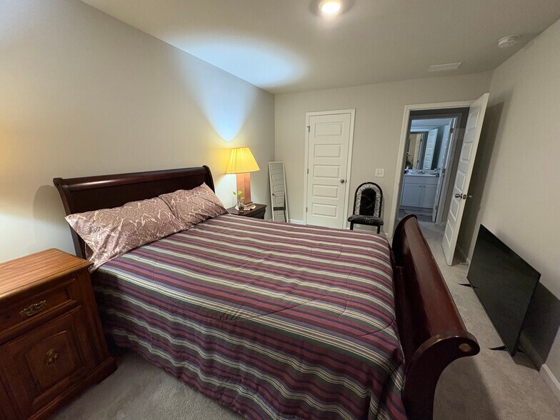 Building Photo - 8032 Reagan Way