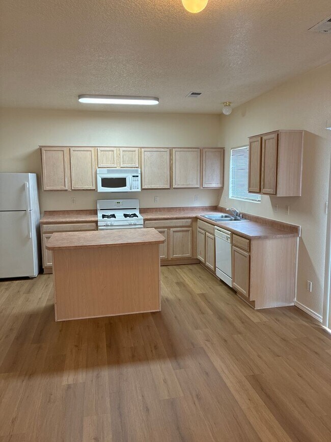 Building Photo - large 3 br+ loft
