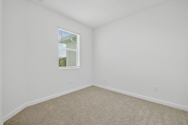 Building Photo - 307 SE Crossoak Ln