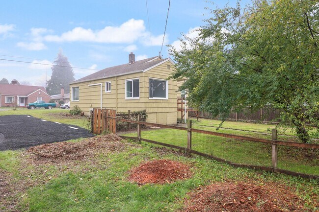 Building Photo - Eastside rambler with A/C, 2 bed 1 bath. Olympia School District.
