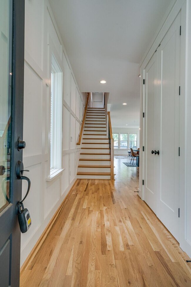 Building Photo - Partially Furnished Beauty
