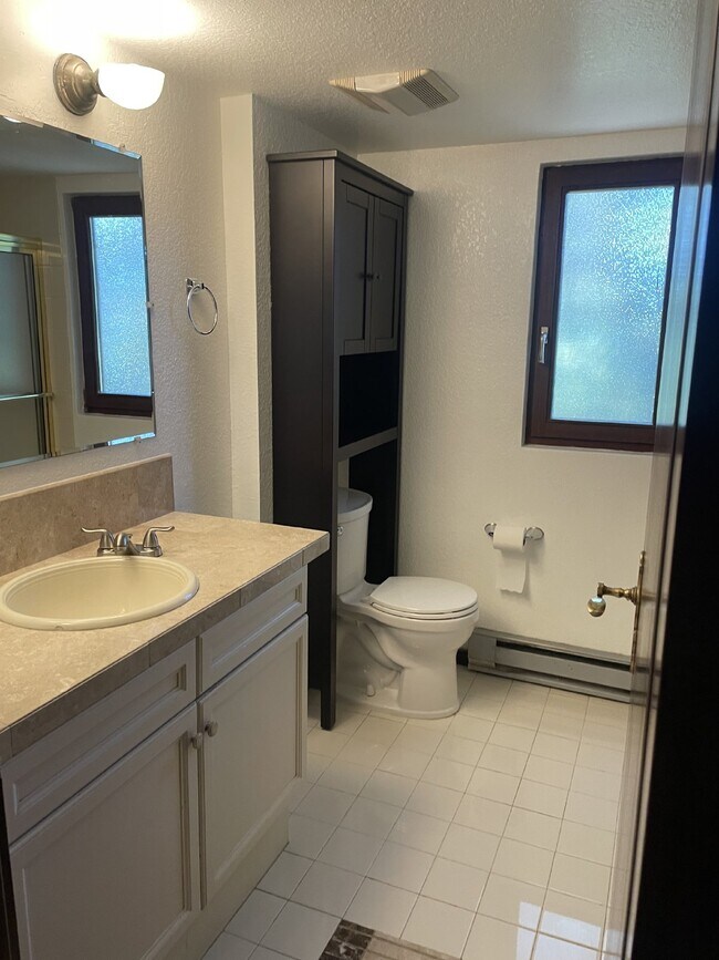 Building Photo - 100 Suntree Ln