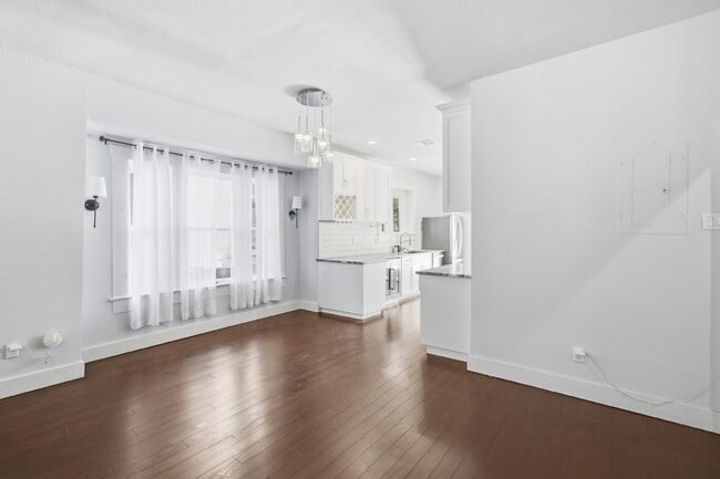 Building Photo - Updated 3 Bedroom Home with Modern Finishes Near Everything Downtown!
