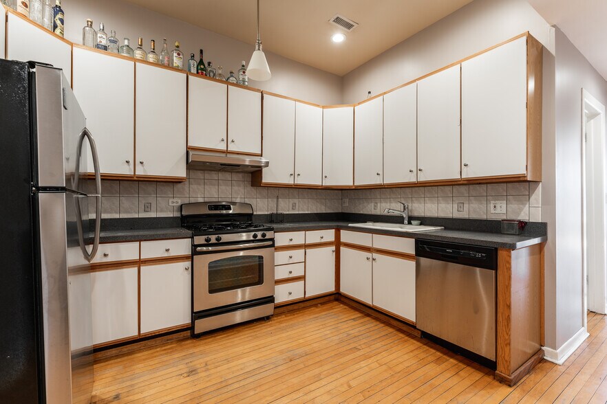 Building Photo - 2202 W Belmont Ave