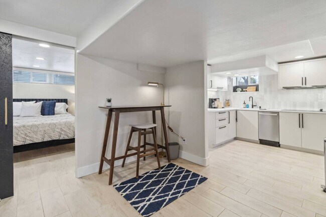 Building Photo - 1815 W Idaho St