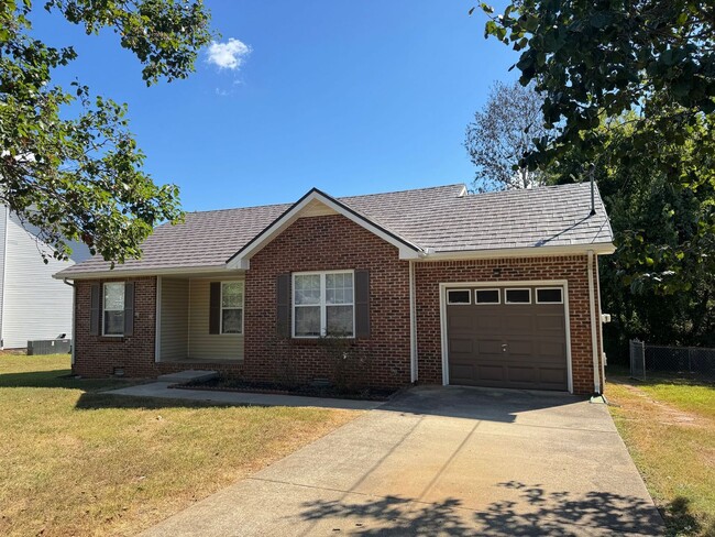 Building Photo - Awesome Ranch near Exit 1! 3bed/2bath with...
