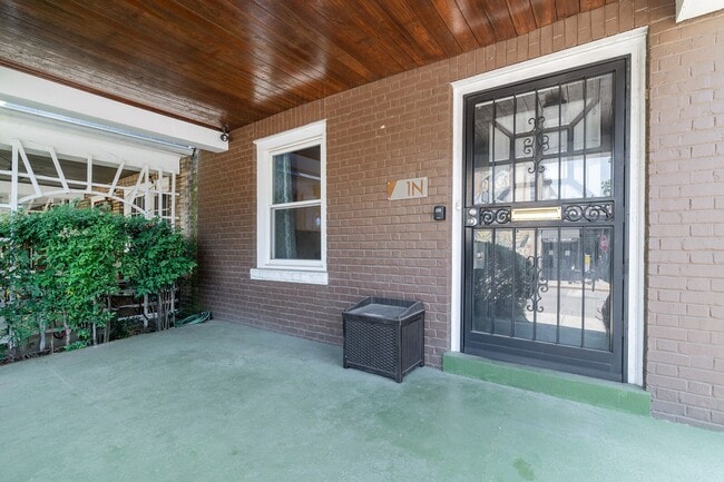 Building Photo - Classic Fan Rowhome for Lease