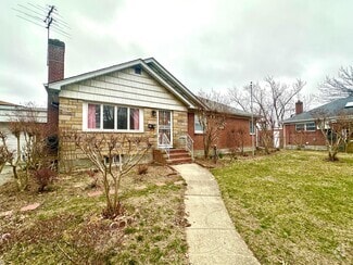 Building Photo - 50-45 Fresh Meadow Ln