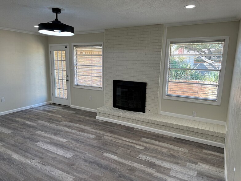 Building Photo - 3821 E Everglade Ave