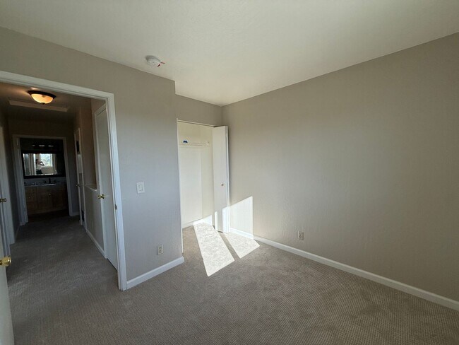 Building Photo - Light-Filled Modern 3 Bedroom Townhome
