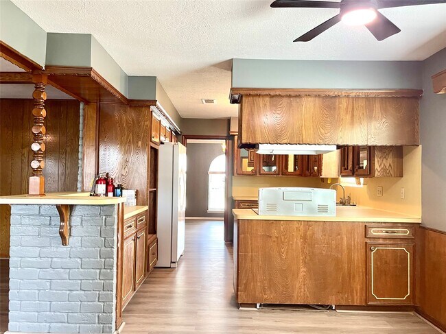 Building Photo - 9626 Hearthwood Dr