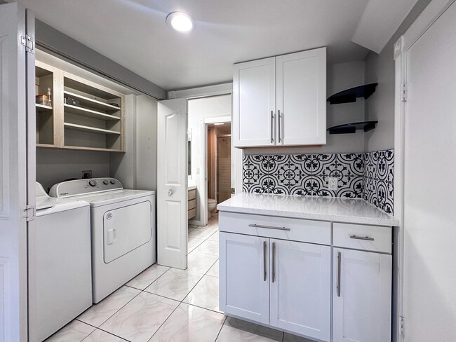 Building Photo - 3662 SW Sunset Trace Cir