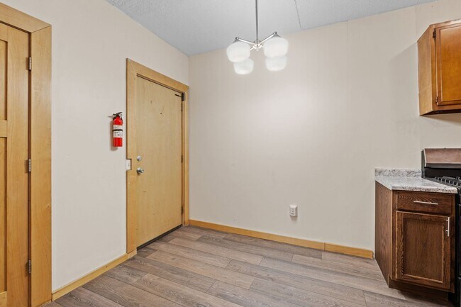 Building Photo - Updated Studio Unit - Available Now!