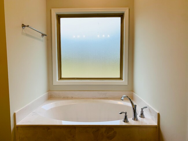 Building Photo - "Spacious 3-Bedroom Haven with 2.5 Baths i...