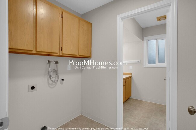 Building Photo - Three Bedroom Gem in Jennings Lodge - Garage Included!