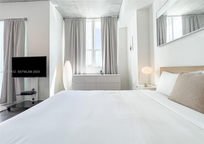 Building Photo - 133 NE 2nd Ave