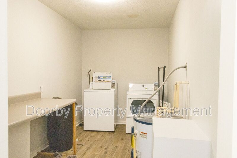 Building Photo - 402 Hall St
