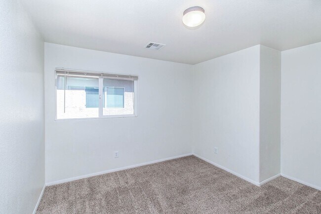 Building Photo - BEAUTIFUL SINGLE-STORY HOME LOCATED IN LAS...