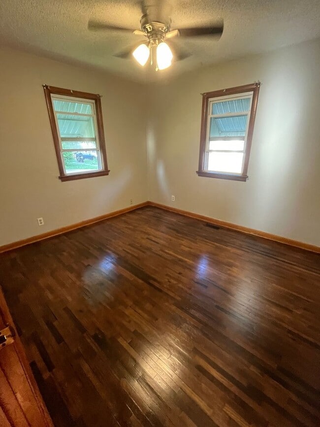 Building Photo - $895 - 2 bed 1 bath - Single Family Home