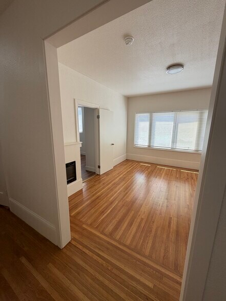 Building Photo - 495 Elwood Ave