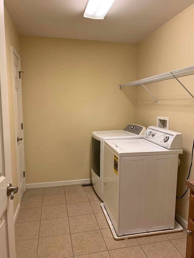 Building Photo - BEAUTIFUL 3 BED/2.5 BATH TOWNHOUSE!!