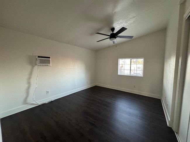 Building Photo - Rental Home with a huge yard