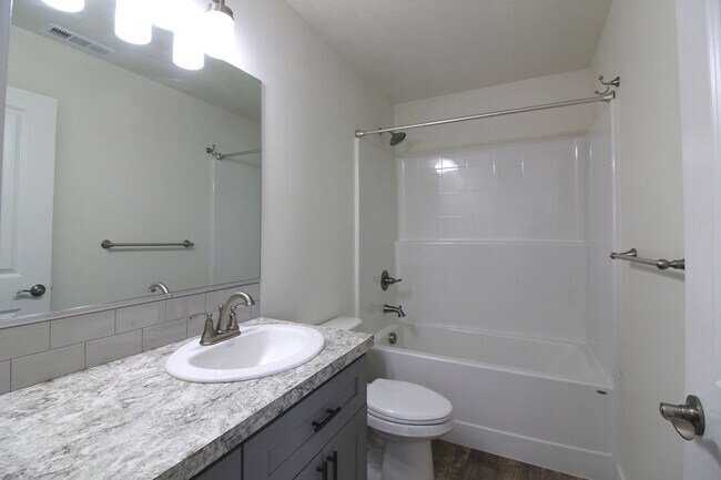 Building Photo - 3 Bedroom, 2.5 Bath + Flex Room Townhome in Kennewick