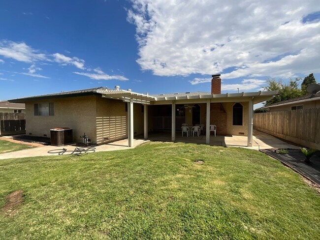 Building Photo - Beautiful Home in Established Fresno Neigh...