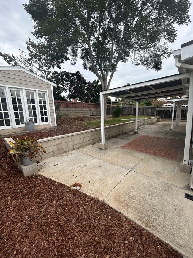 Building Photo - Beautiful 3 Bedroom/2 Bath Single Family H...