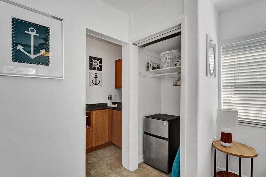 Building Photo - 335 Desoto St