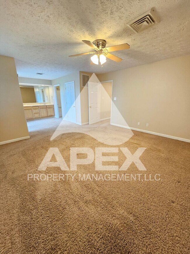 Building Photo - Spacious 3 Bd 2.5 Ba Condo w/Carport in heart of West Knox!