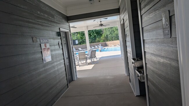 Building Photo - 1024 Red Roses Ave