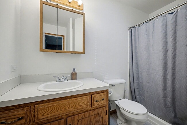 Building Photo - 2208 Root St