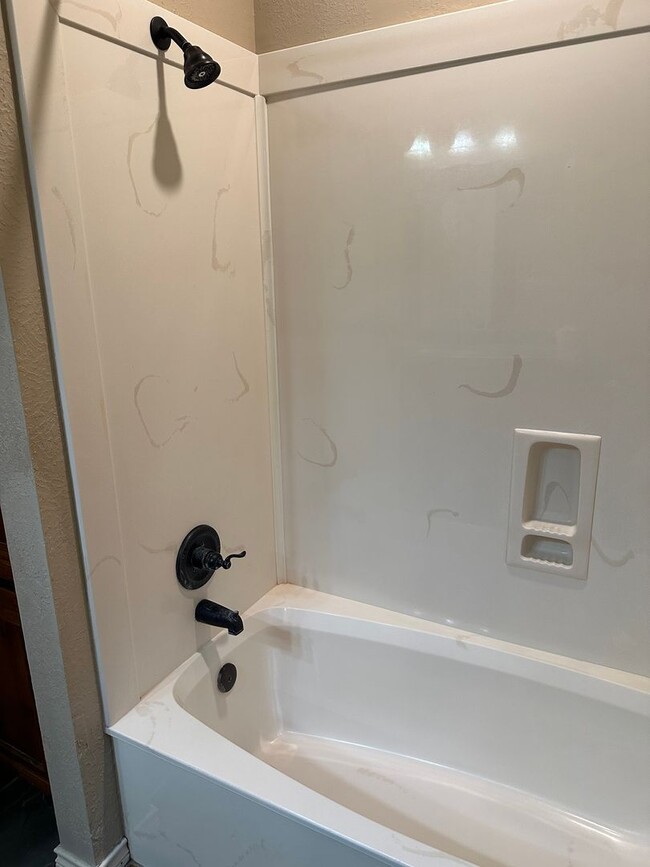 Building Photo - College Station - 3 bedroom 2 bath- 2 car garage - fenced in back yard home in Castlegate