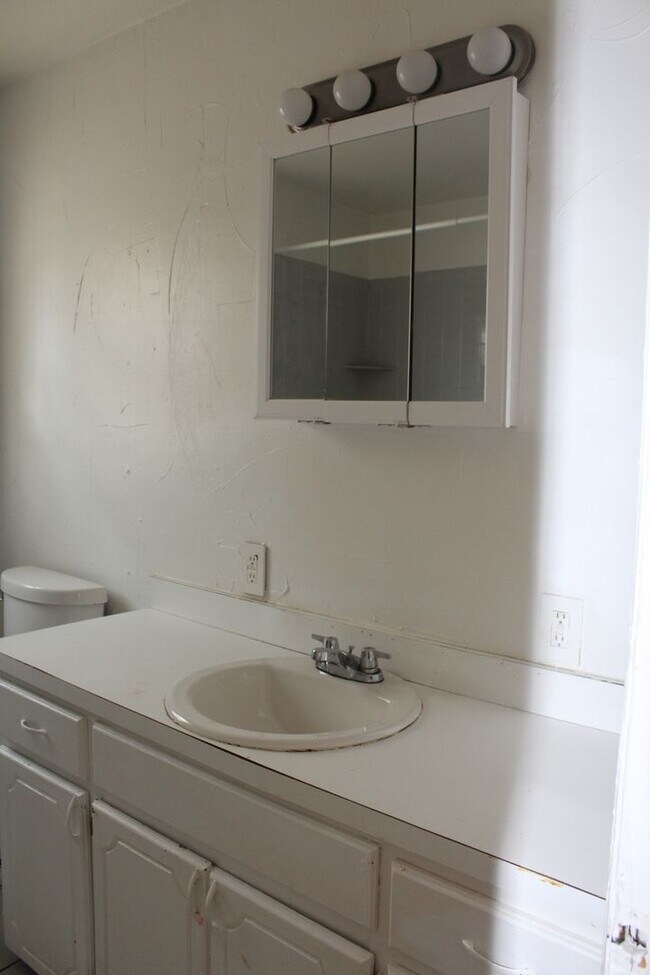 Building Photo - Comfy & Practical!