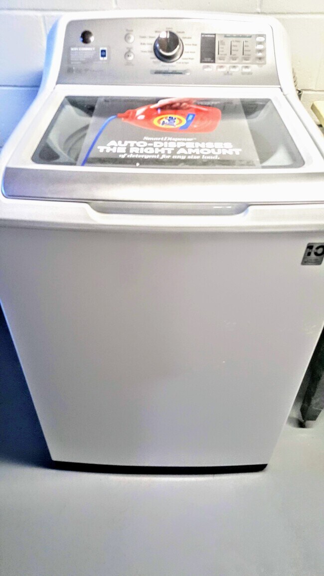 Building Photo - 1862 Beechwood Ave NE