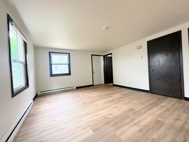 Building Photo - 842 7th St