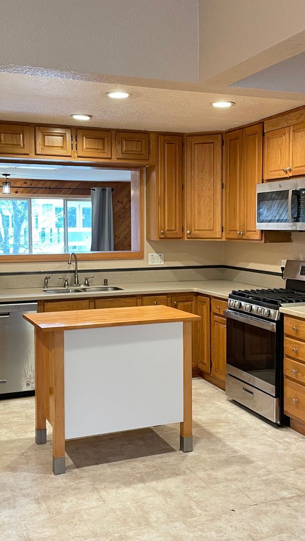 Building Photo - Spacious 4-Bedroom with Mountain Views & U...