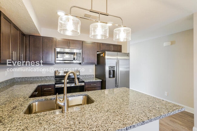 Building Photo - 3 Bed/3 Bath Townhome with Carport / Pet-Friendly / Vouchers Accepted / Available Now!