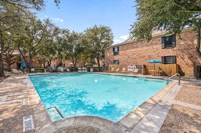 Building Photo - 2255 Braeswood Park Dr