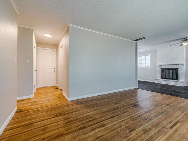 Building Photo - Move in special / First months rent is $800