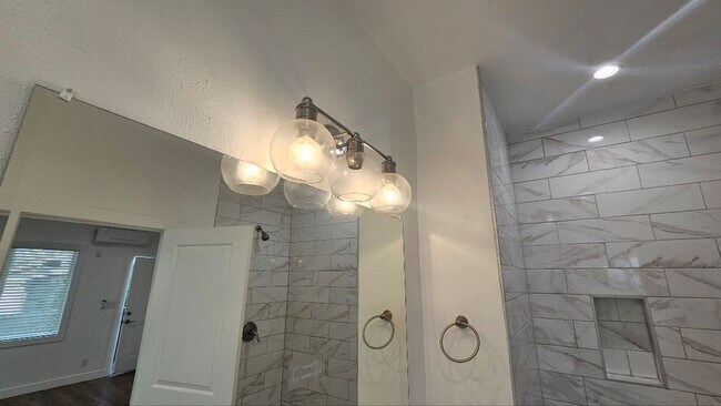 Building Photo - 1100 W 45th St