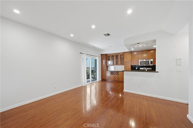 Building Photo - 1554 N Hobart Blvd