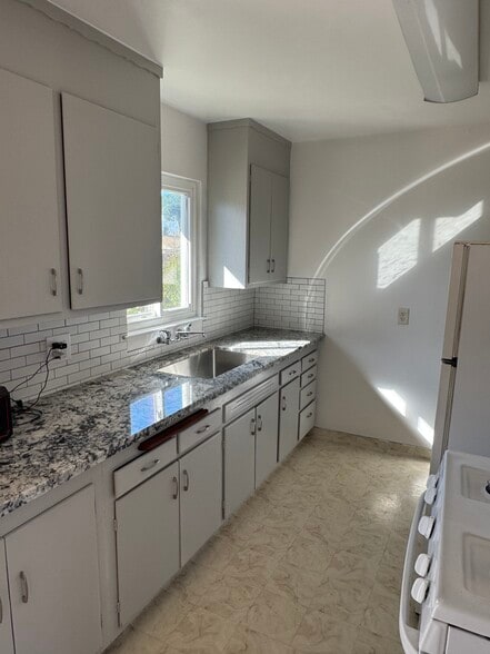 kitchen - 2036 Bowling Green Drive